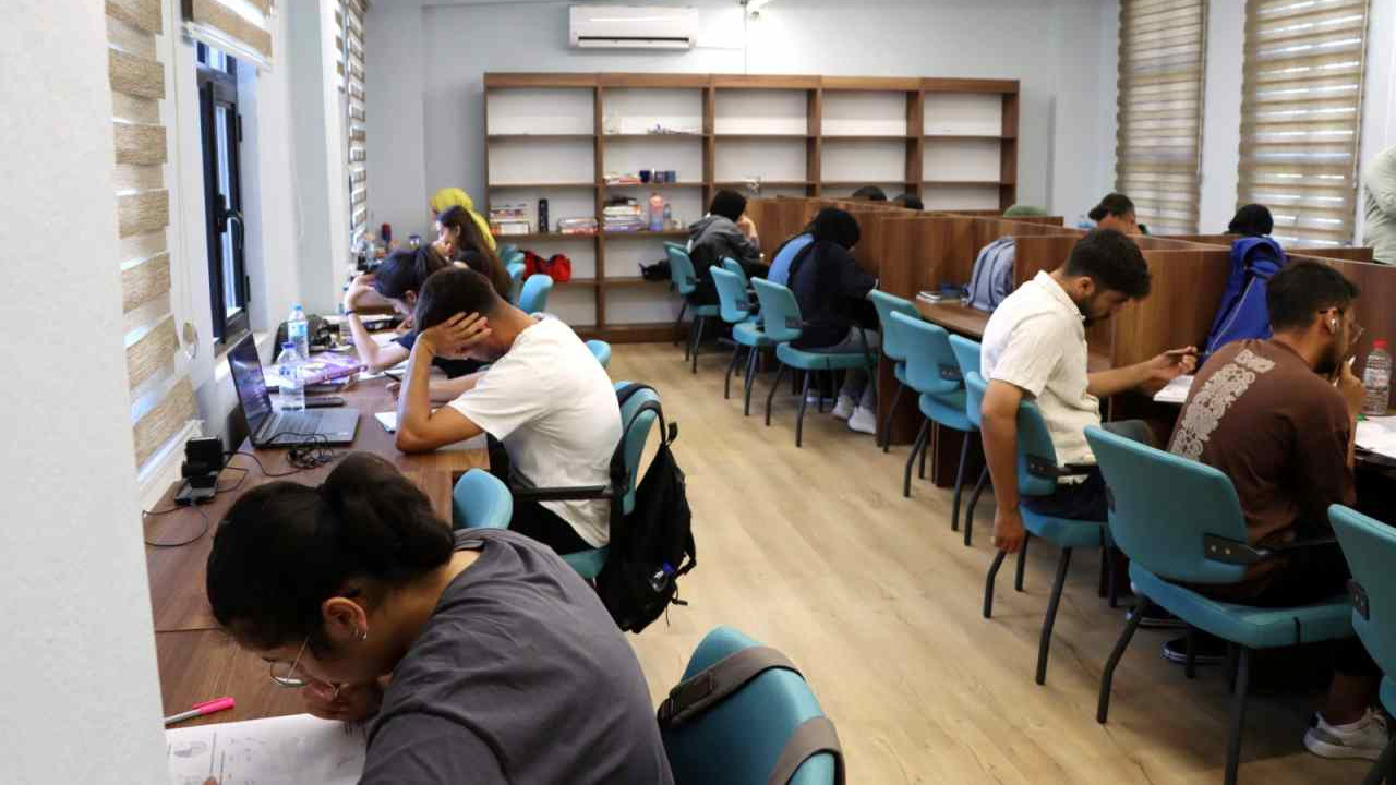 Üniversite sınavına hazırlanan gençler Karaköprü Okuma Evlerinde nefes alıyor