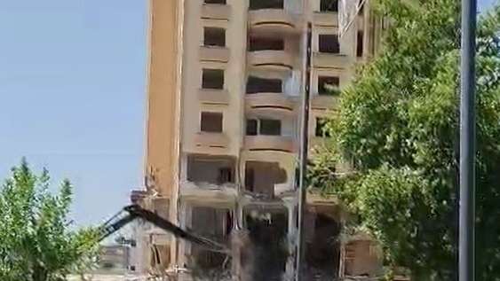 Gaziantep’te “Ağır Hasarlı” raporlu bina kontrollü şekilde yıkıldı