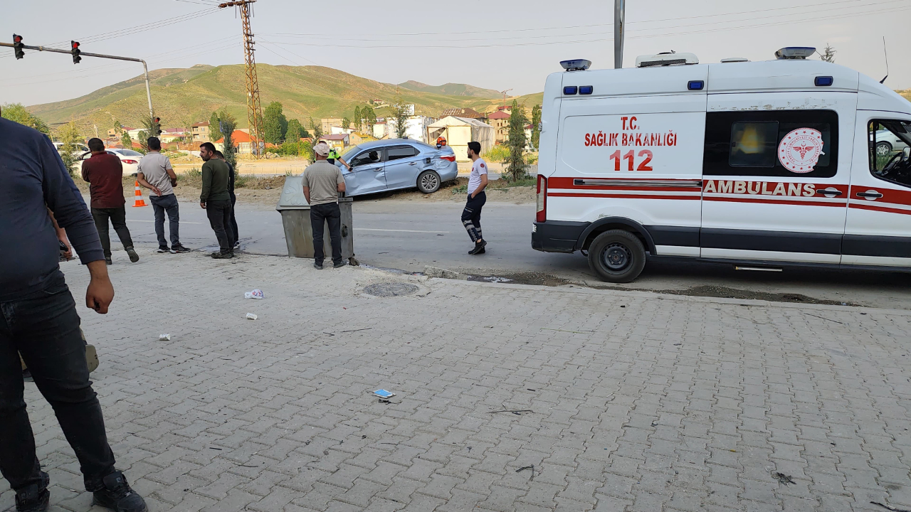 Hakkari Yüksekova’da otomobil ile kamyon çarpıştı: 5 Yaralı