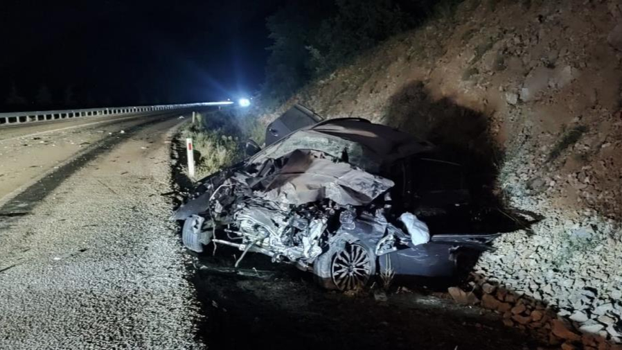 Yolcu otobüsün çarptığı otomobil hurdaya döndü: 1 ölü, 8 yaralı