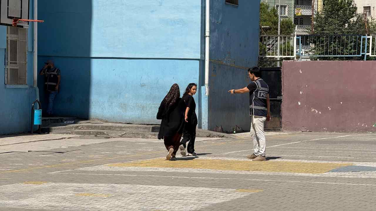 Diyarbakır'da bazı öğrenciler sınava giriş belgesini unuttu