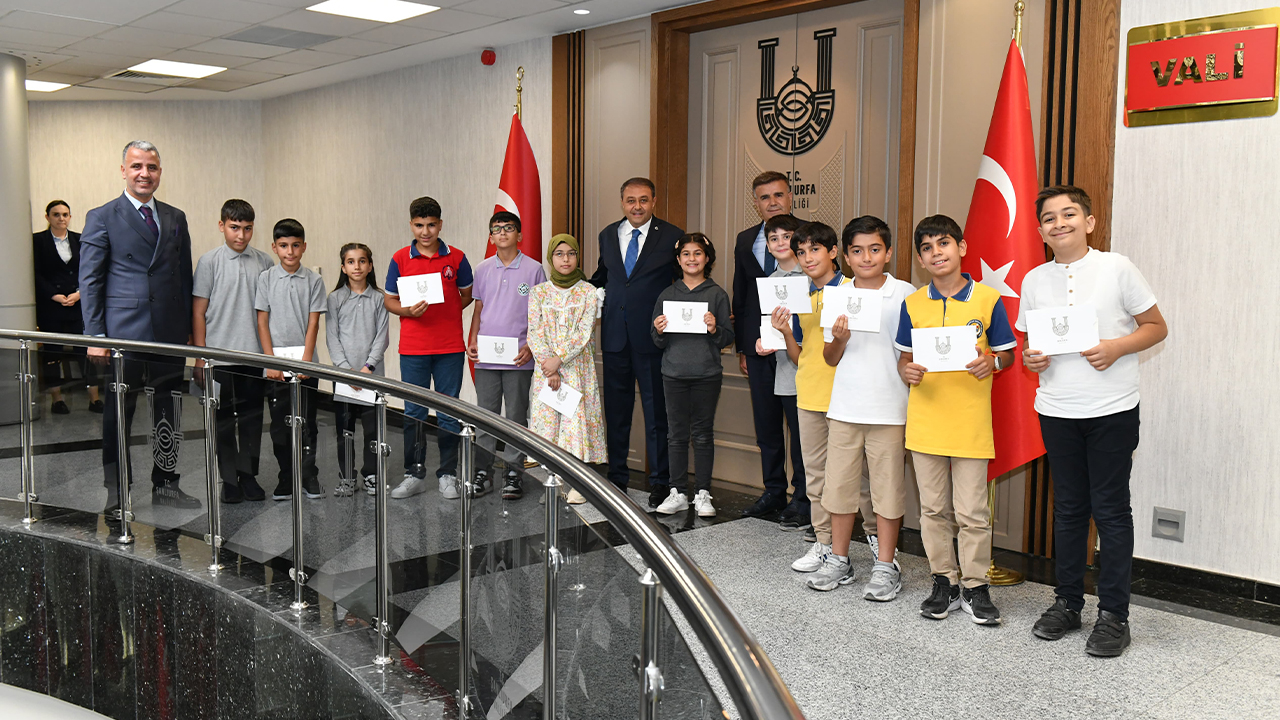 Şanlıurfa Valisi, Burslulukta Tam Puan Alan 12 Öğrenciyi Kabul Etti