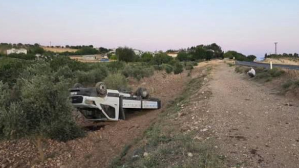 Şanlıurfa-Birecik yolunda kaza: Kamyonet şarampole uçtu