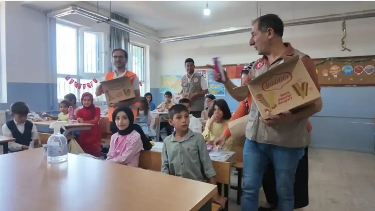 Siverek'te karne sevinci dondurmayla geldi: Minik kalplere tatlı dokunuş