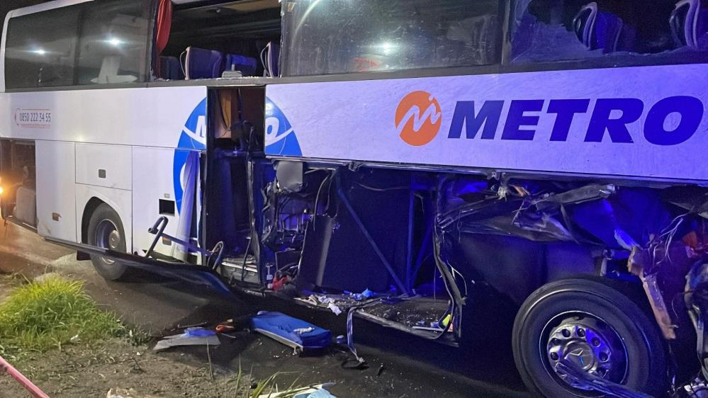 Sakarya'da yolcu otobüsü tırla çarpıştı: 2’si ağır 12 yaralı
