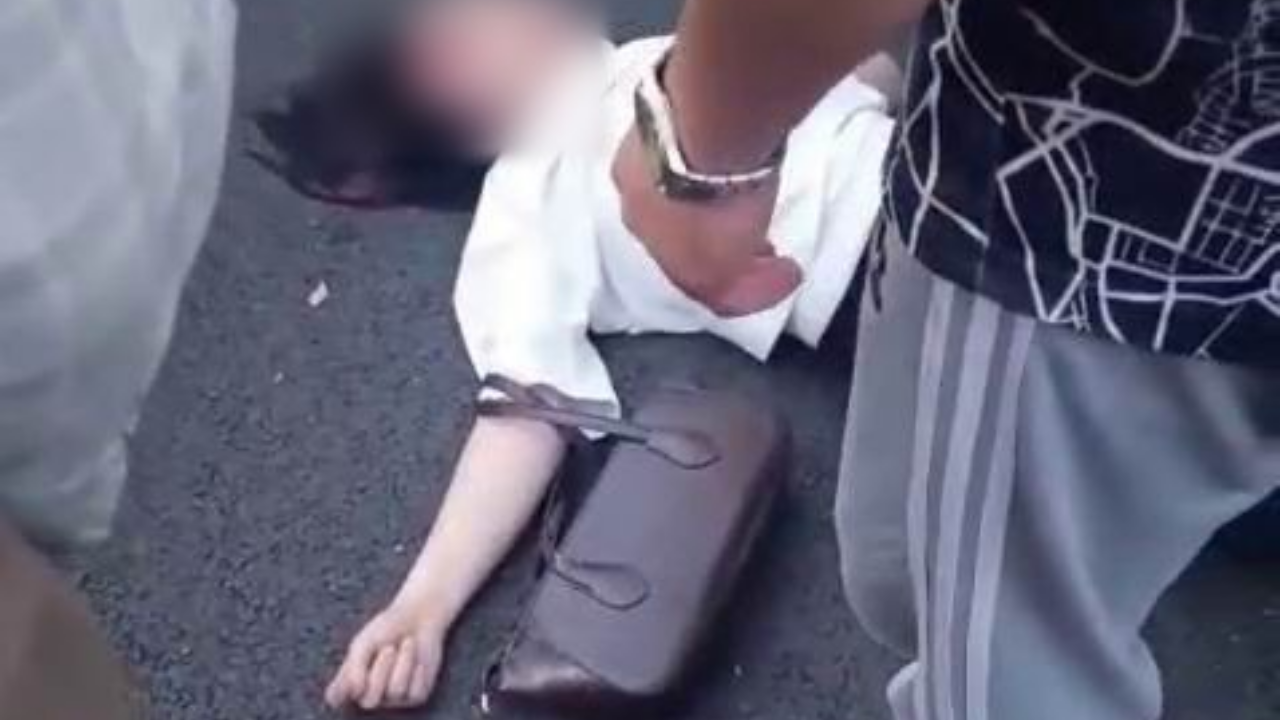Diyarbakır’da yolun karşısına geçmek isteyen kadına pikap çarptı: Durumu ağır