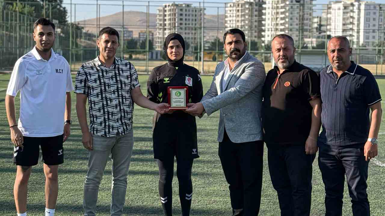 Şanlıurfaspor’dan kadın hakemlere anlamlı plaket