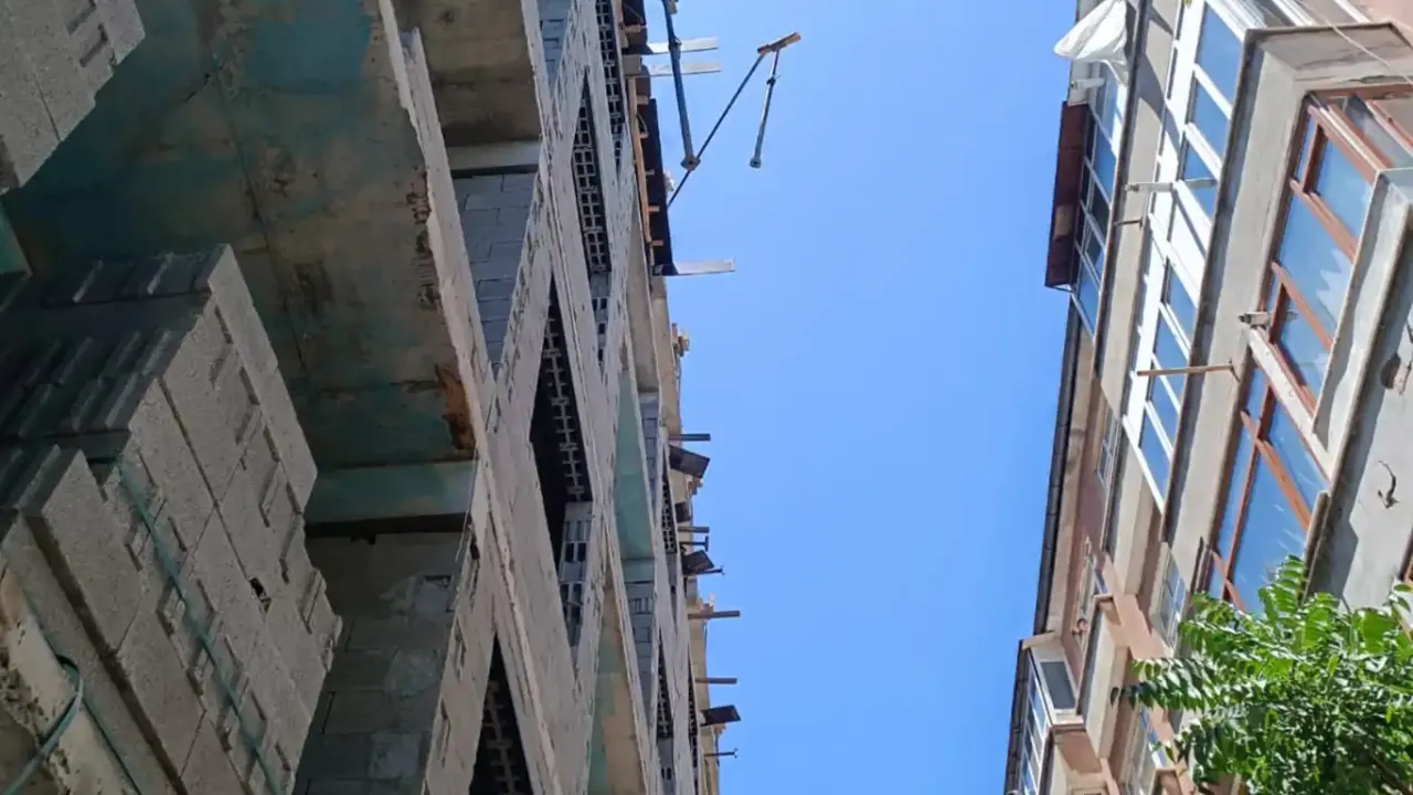 Diyarbakır'da inşaattan düşen 2 işçiden biri hayatını kaybetti