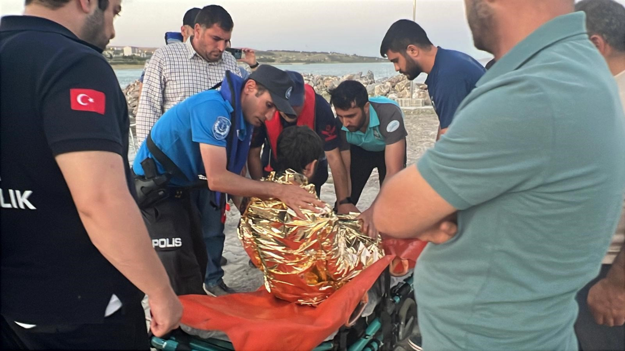 Van Gölü’nde akıntıya kapılan genç sağ olarak kurtarıldı