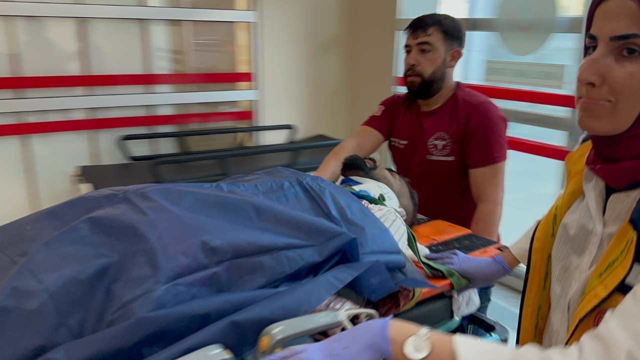 Adıyaman’da seyir halindeki araç silahlı saldırıya uğradı: 1 Ağır yaralı