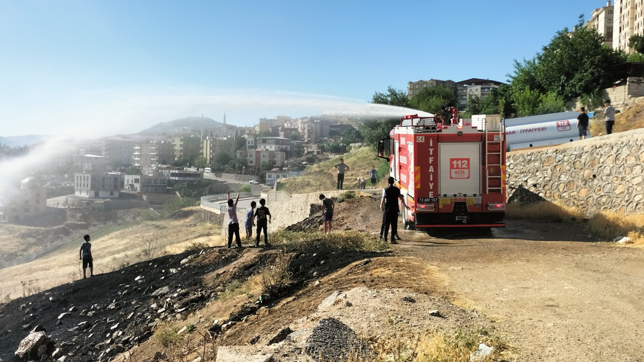 Şırnak’ta anız yangınına müdahale renkli görüntülere sahne oldu: Çocuklar tazyikli suyla serinledi
