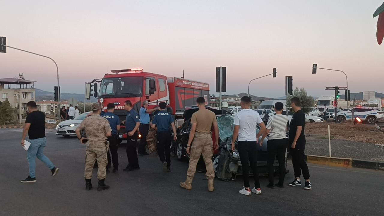 Gaziantep'te tır ile otomobil çarpıştı: 2 Kişi yaralandı
