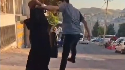 Şanlıurfa’da sokak ortasında kadına şiddet kamerada: Vatandaşlardan tepki yağdı