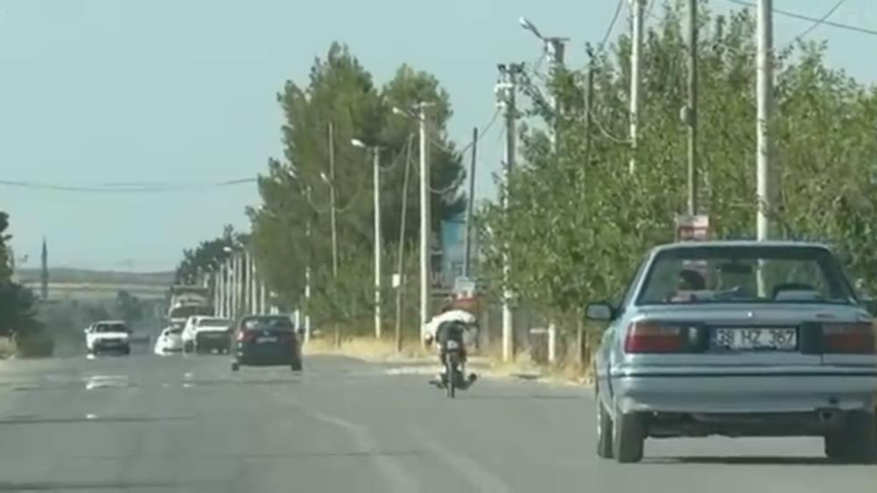 Suruç'ta akılalmaz görüntü! Motosiklet üzerinde yatarak trafikte ilerledi