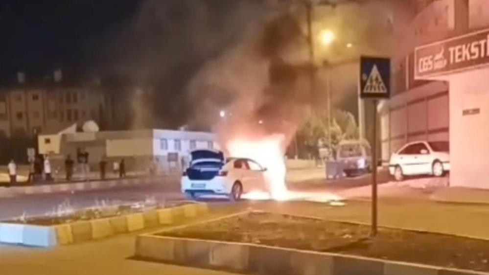 Ceylanpınar'da görenleri hayrete düşüren olay:  1 otomobil yandı, 3 araç kaza yaptı