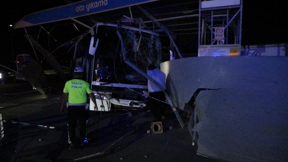 Kontrolden çıkan yolcu otobüsü oto yıkamaya daldı: 8 yaralı
