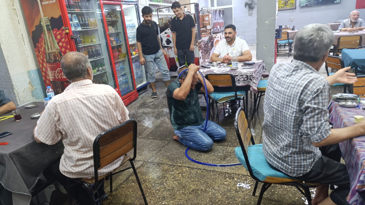Urfa’da sıcaklık 40 dereceyi aştı: Vatandaş sokak ortasında duş aldı!