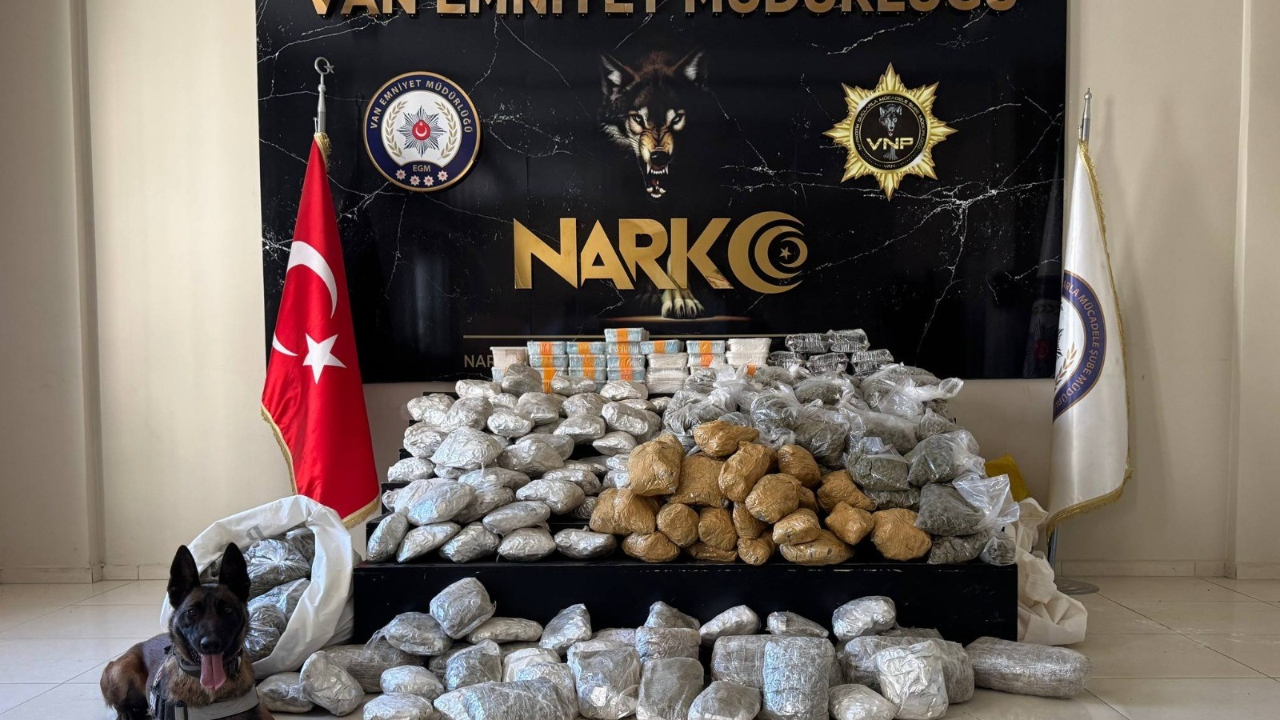 Van Gürpınar'da kamyonette uyuşturucu operasyonu: 122 kilogram uyuşturucu madde ele geçirildi