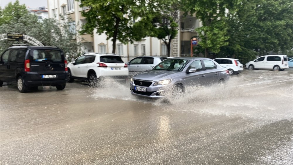 Gaziantep'te temmuz ortasında sağanak yağmur ve dolu hayatı olumsuz etkiledi