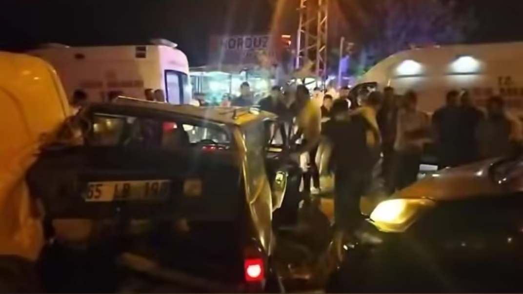 Van’da üç aracın karıştığı trafik kazasında 5 kişi yaralandı