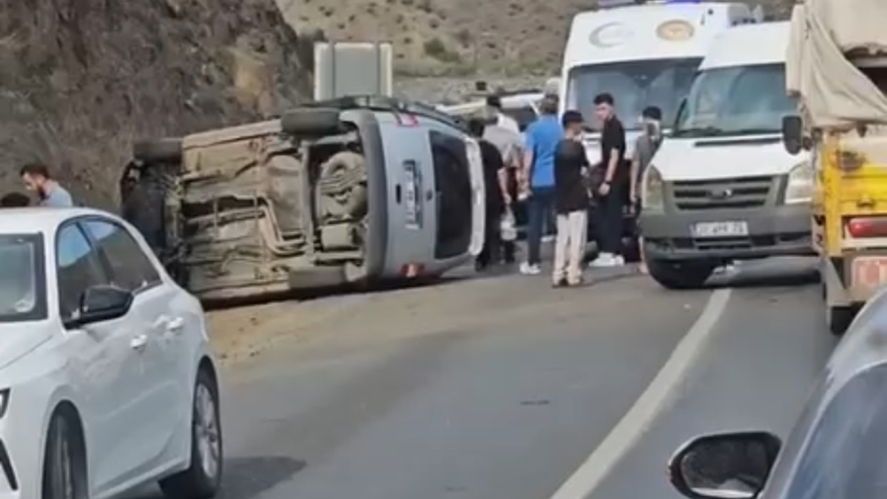Yüksekova-Van karayolunda kaza: Biri ağır 5 kişi yaralandı