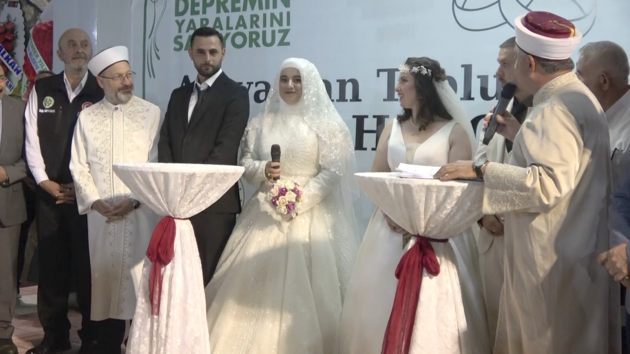 Adıyaman’da depremzede 100 çiftin nikahı toplu törenle kıyıldı