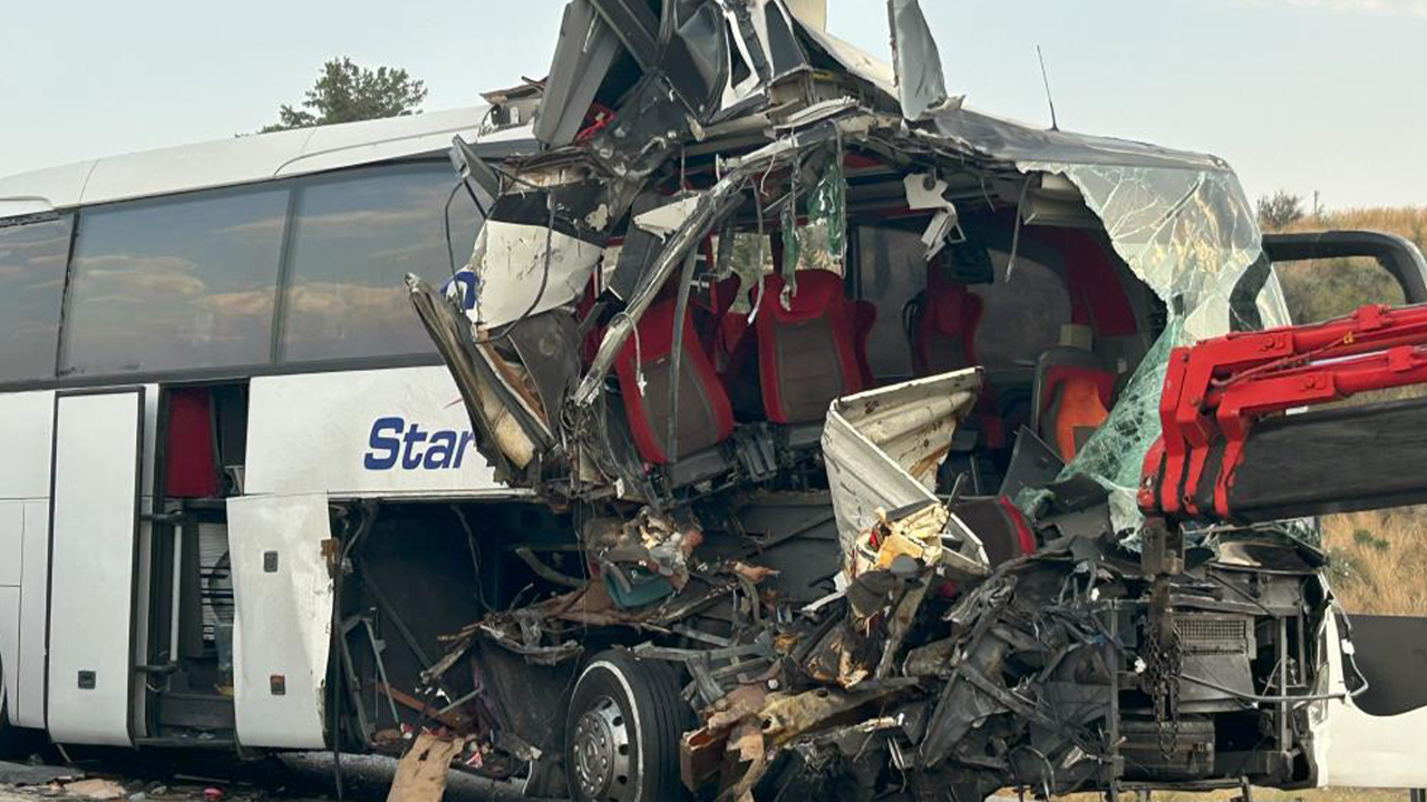 Yolcu otobüsü ile tır feci şekilde çarpıştı: 9 yaralı