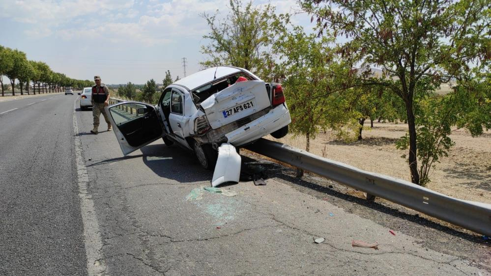 Şanlıurfa’da tırın çarptığı otomobil demir bariyerlere oturdu: 3 yaralı