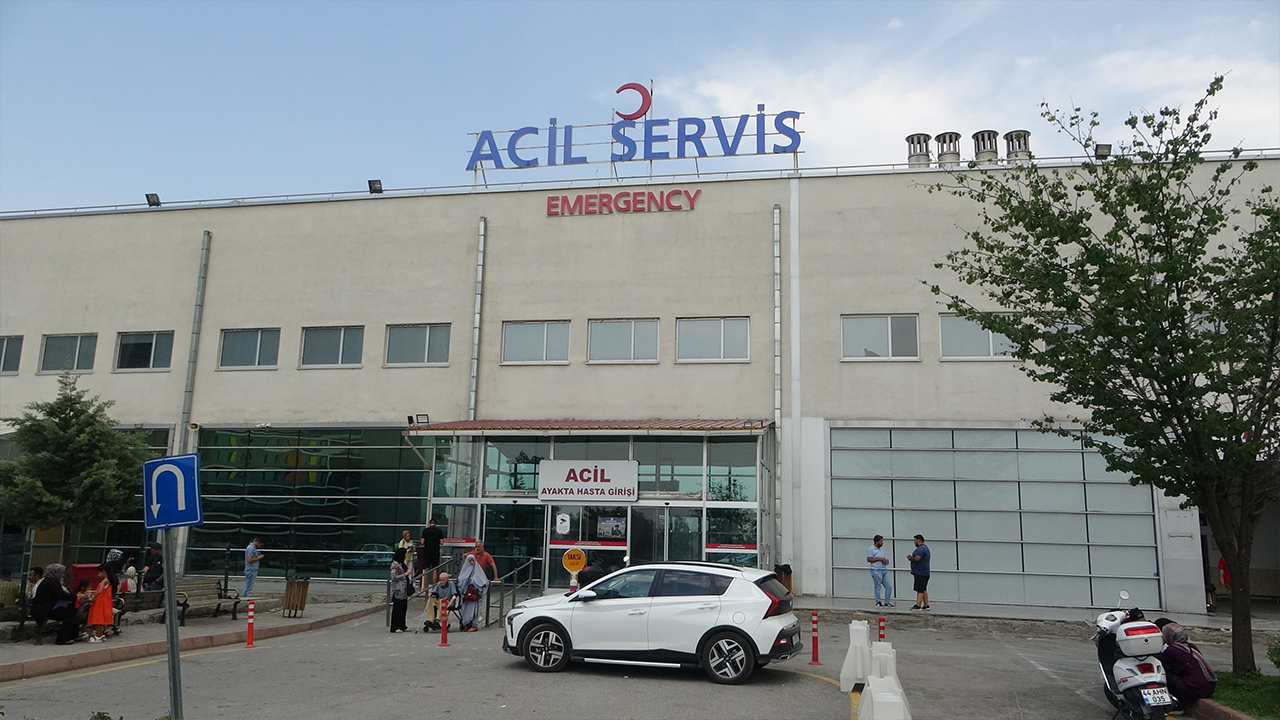 Malatya’da yolu karşısına geçmeyen çalışan kişi pikap çarptı