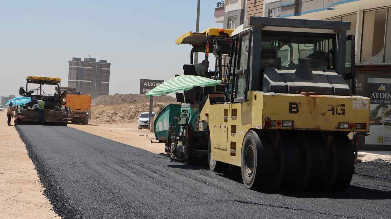 Karaköprü Mehmetçik’te yol genişletildi ve asfaltlanıyor