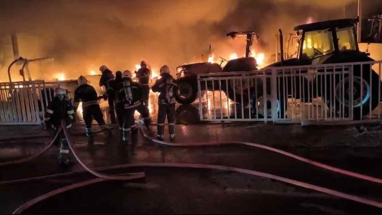 Diyarbakır'da gece yarısı 3 dükkan, 22 traktör yandı