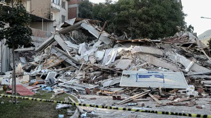 Balıkesir Sındırgı’da 6.1’lik depremde yıkılan  binanın sahibi tutuklandı