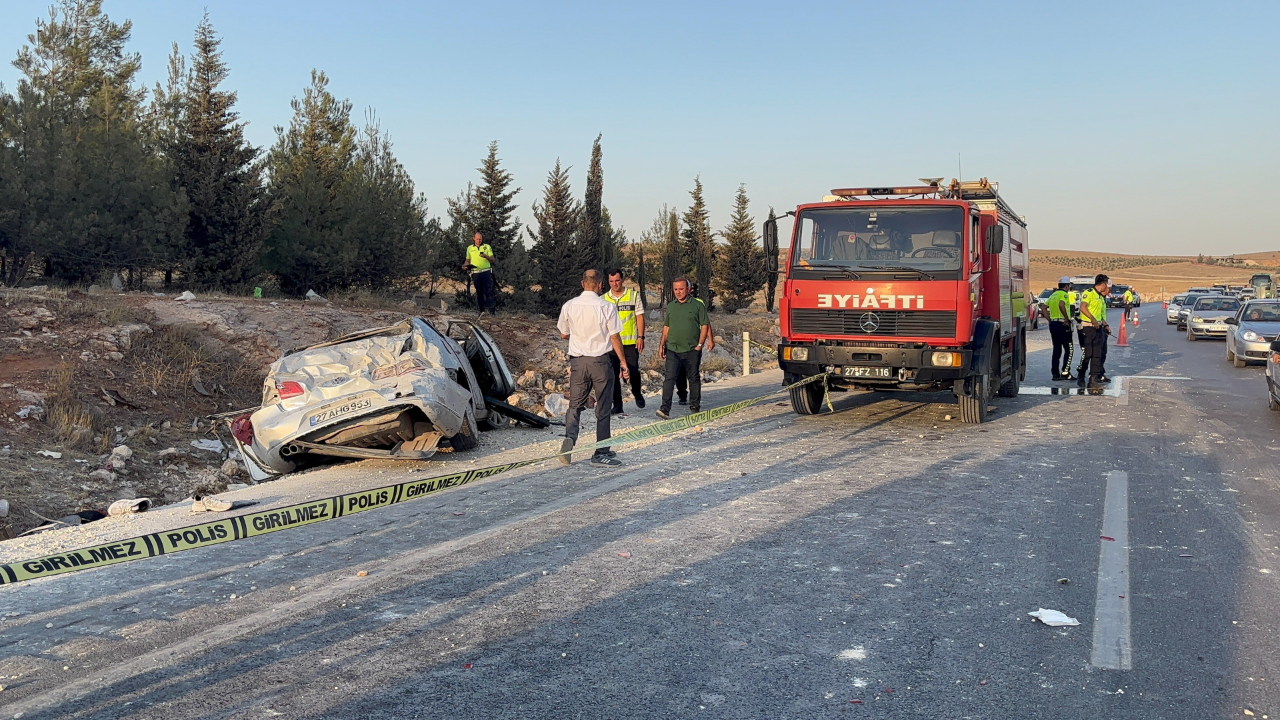 Gaziantep’te feci kaza: 2 Otomobil çarpıştı, 3 ölü 3 yaralı