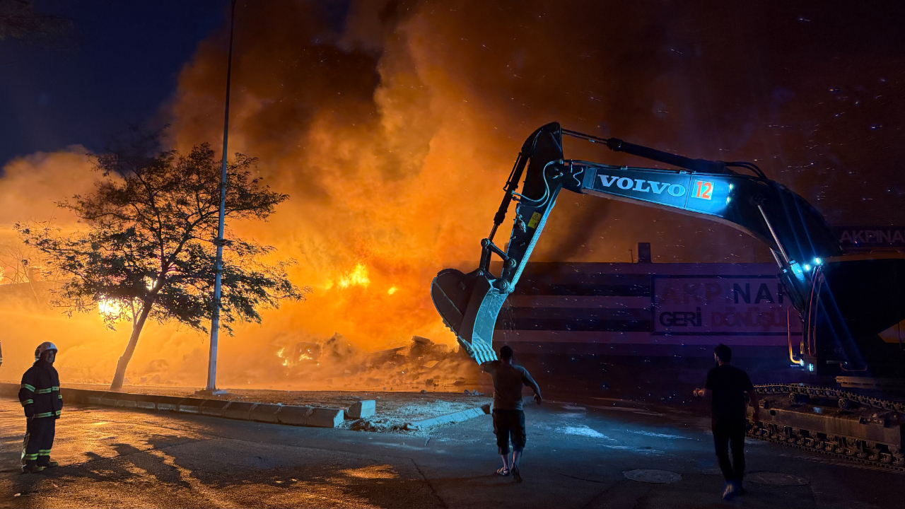 Gaziantep’te geri dönüşüm fabrikasında Yangın: Söndürme çalışmaları 4. saatinde