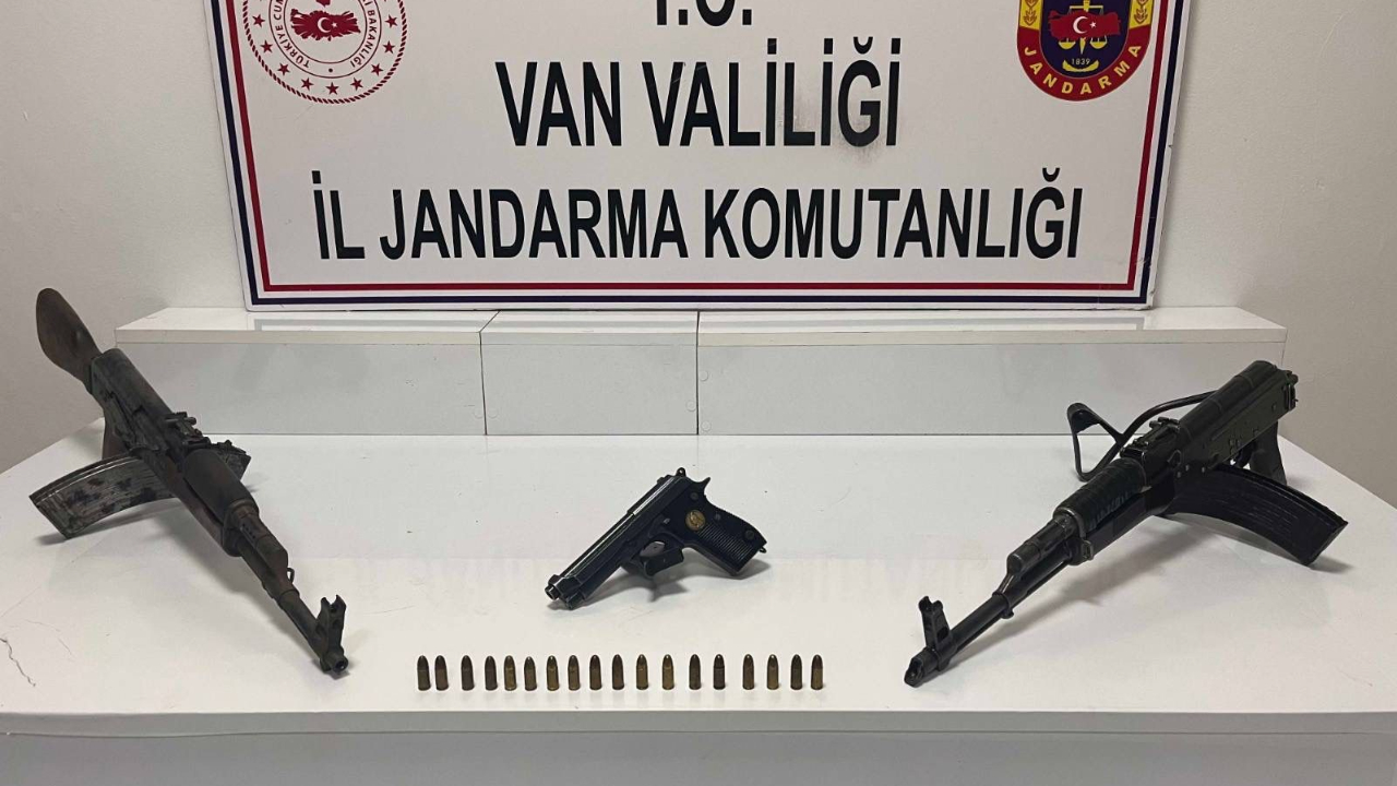 Van’da jandarmadan kaçak silah operasyonu: Çok sayıda silah ele geçirildi