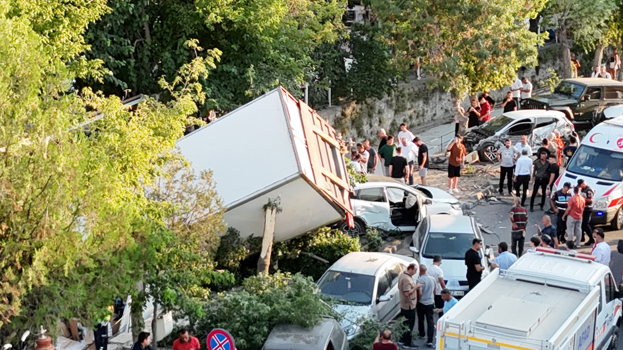 Freni patlayan kamyon 10 araca çarptıktan sonra sulama kanalına düştü: 6 Yaralı