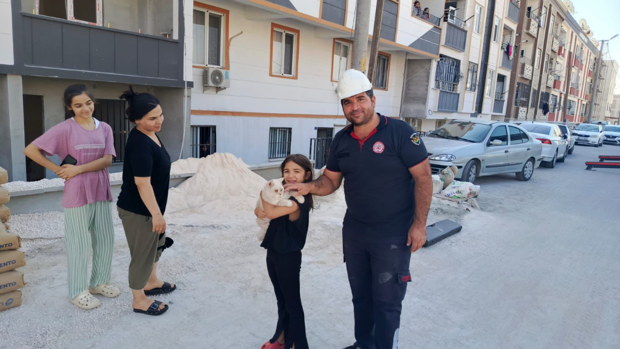 Şanlıurfa’da pencerede mahsur kalan kedi itfaiye tarafından kurtarıldı