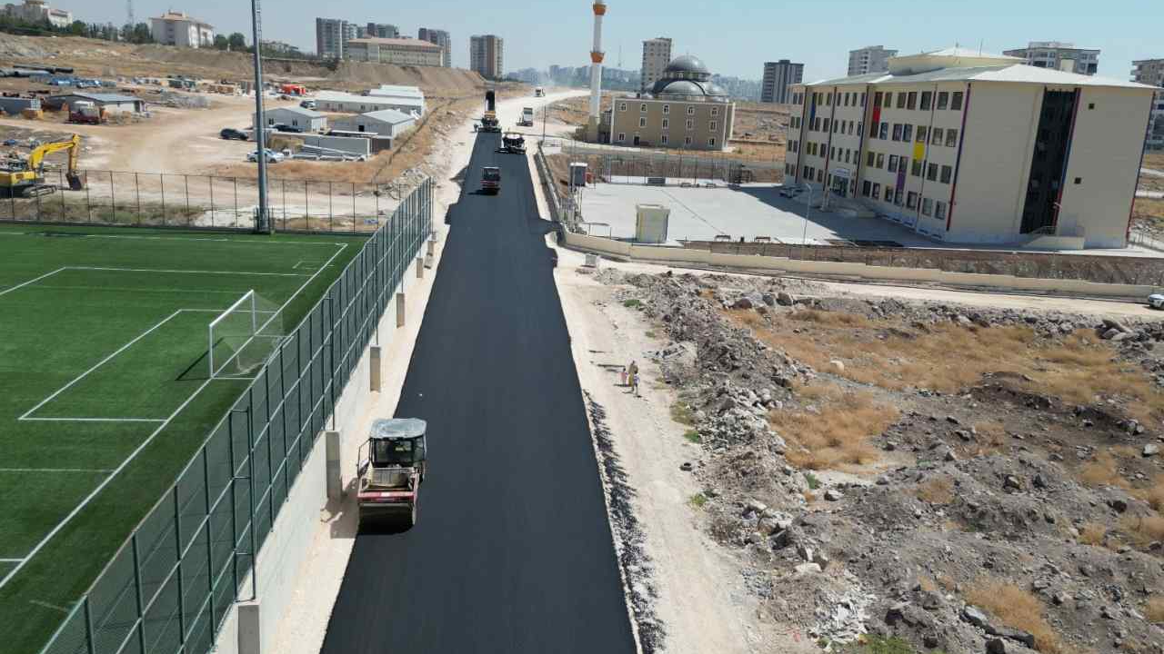 Karaköprü Mehmetçik ve Batıkent mahallelerinde asfalt çalışmaları sürüyor