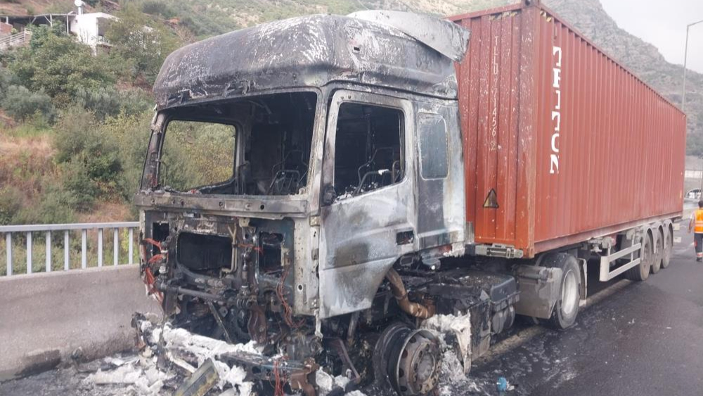 Adana-Şanlıurfa otoyolunda tır alev aldı: Facia ucuz atlatıldı