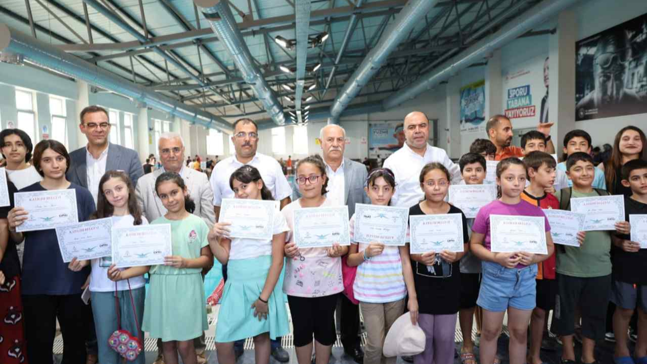 Karaköprü’de yüzmeyi öğrenen 250 çocuk sertifikalarını aldı