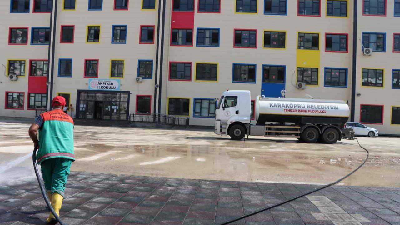 Karaköprü'de okullar tazyikli suyla temizlendi