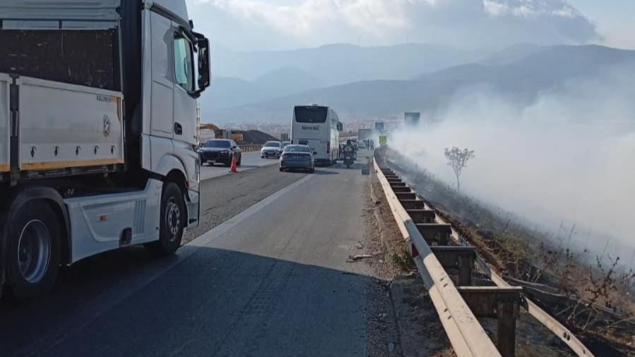 Gaziantep’in Nurdağı İlçesinde otoyol kenarında çıkan örtü yangını söndürüldü