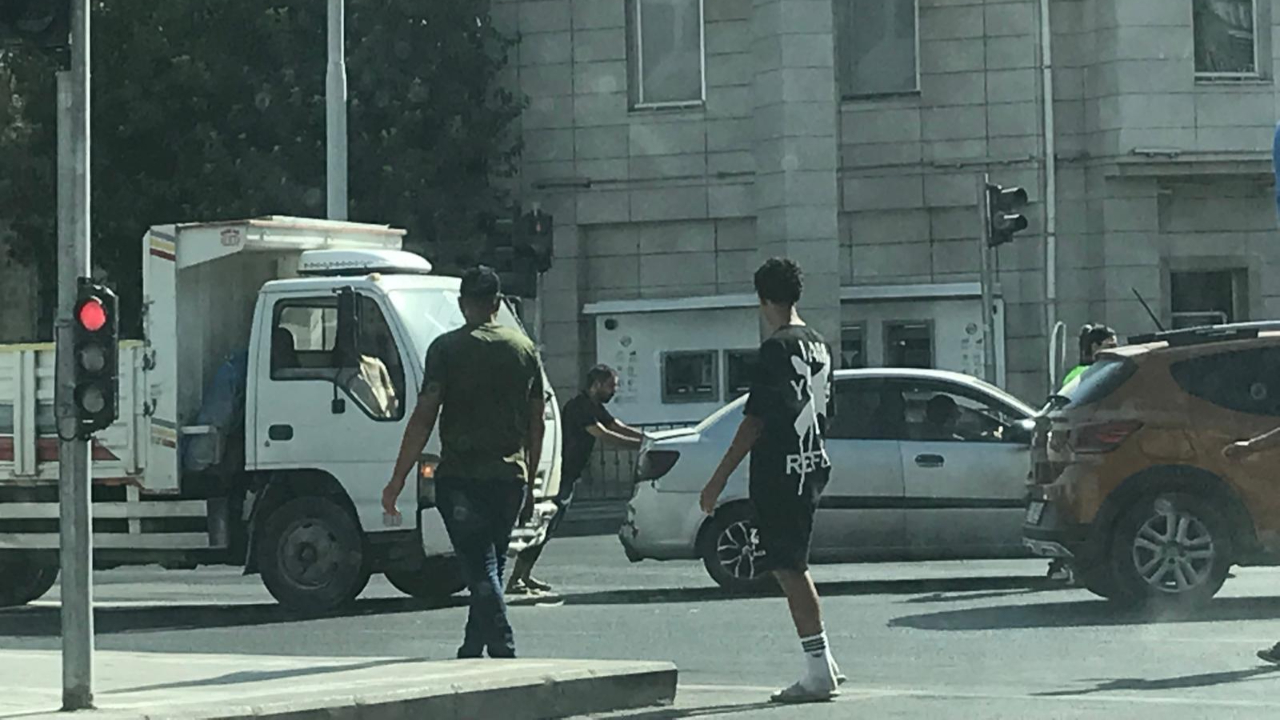 Şanlıurfa’da kırmızı ışıkta bekleyen otomobile kamyonet çarptı!
