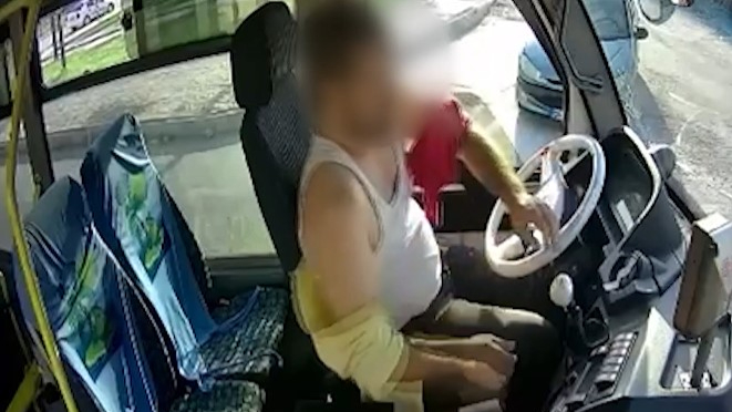 Şanlıurfa'da minibüs şoförüne bıçaklı saldırı kamerada!