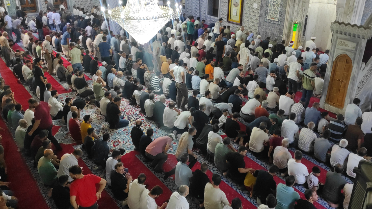 Şanlıurfa’da Mevlid kandili coşkusu: Vatandaşlar Balıklıgöl ve camilerde buluştu
