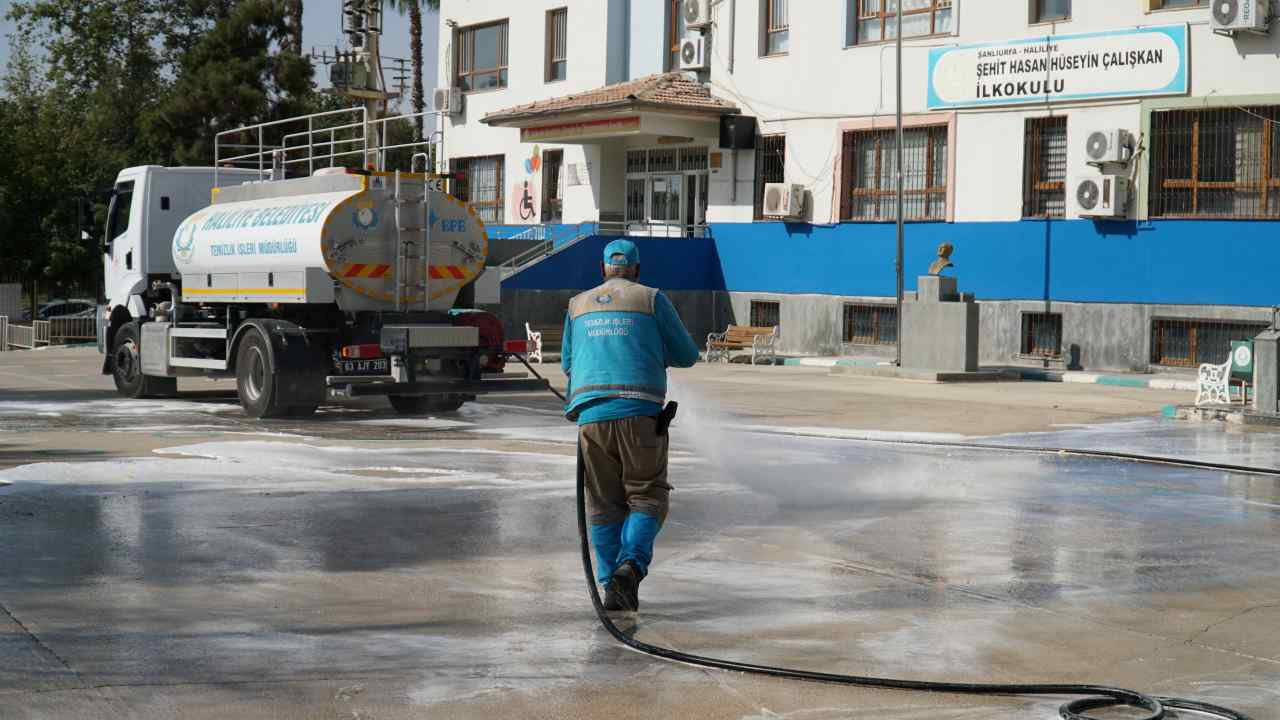 Haliliye’de okullar tazyikli su ile yıkanıyor