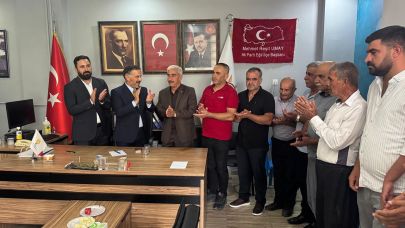 İYİ Parti’den AK Parti’ye geçiş! Rozeti Şanlıurfa vekili taktı