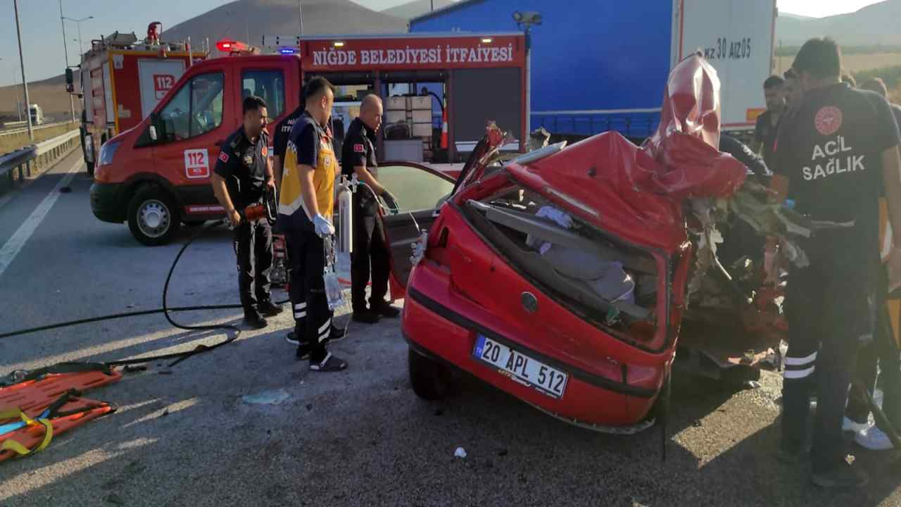 Emniyet şeridindeki çekiciye otomobil çarptı! 2 ölü, 3 yaralı