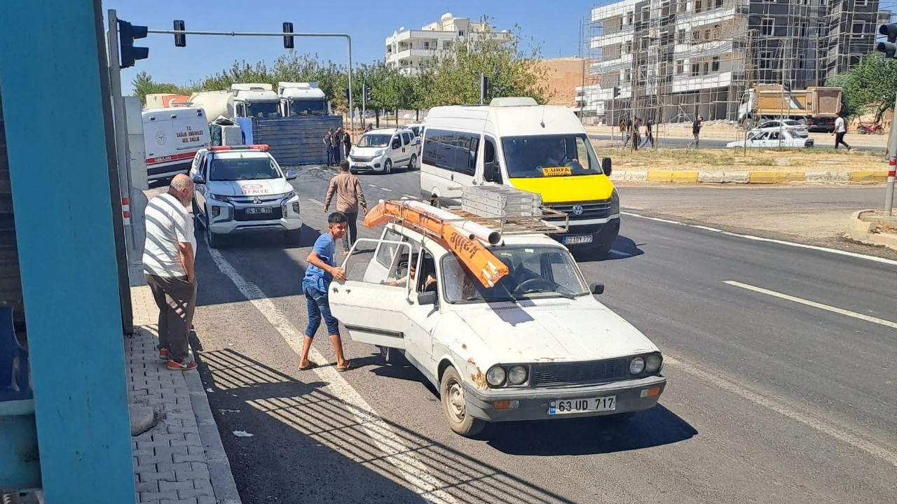 Bozova’da freni patlayan kamyonet otomobile çarptı: 2 yaralı