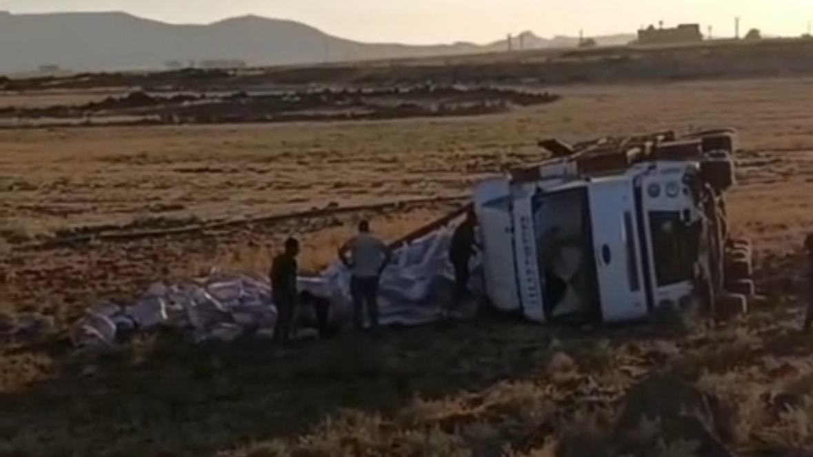 Mardin Kızıltepe’de tır şarampole devrildi: Sürücü yaralandı